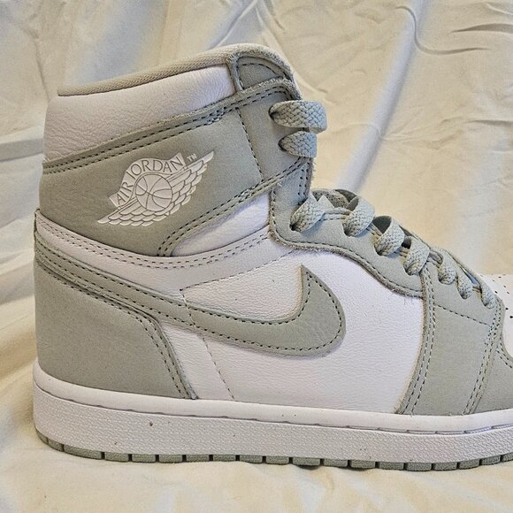 Retro Green Air Jordans — Women's Size 10 - Picture 8 of 11